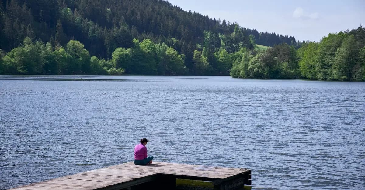 Méditation guidée vs méditation silencieuse : laquelle choisir ?