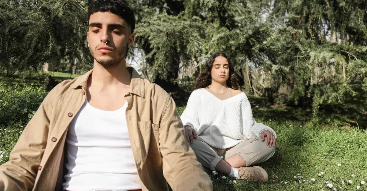 Méditation en ligne vs cours en présentiel : lequel choisir ?