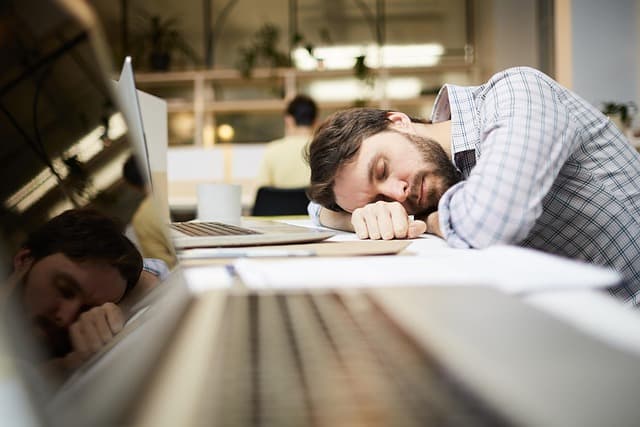 Comment intégrer efficacement des pauses méditatives dans votre journée